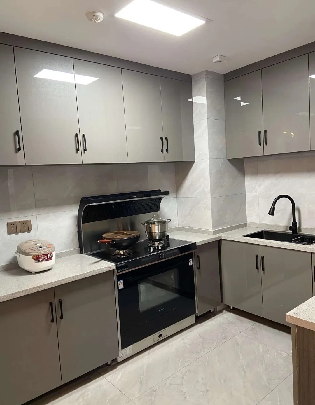 ^Solid Oak Wood Modern Kitchen Cabinet System with Multi-layer Solid Wood Panels PET Sheet Doors