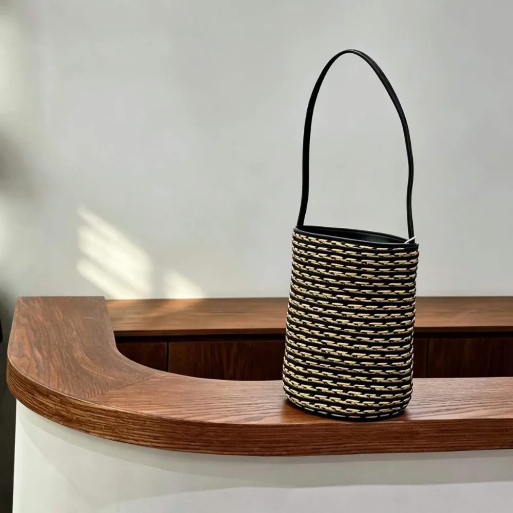 2026 New Large-capacity Fashion Bucket Versatile Woven Vacation Travel Shoulder Bag Contrasting Color Unique and Fashionable view 3