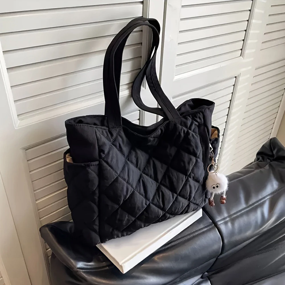 Gesteppte Puffer-Tragetasche mit Plüsch-Anhänger, Baumwoll-Manteltasche, modische Schultertasche mit hoher Kapazität für den Freizeiteinkauf auf dem Weg zur Schule – Detail 3