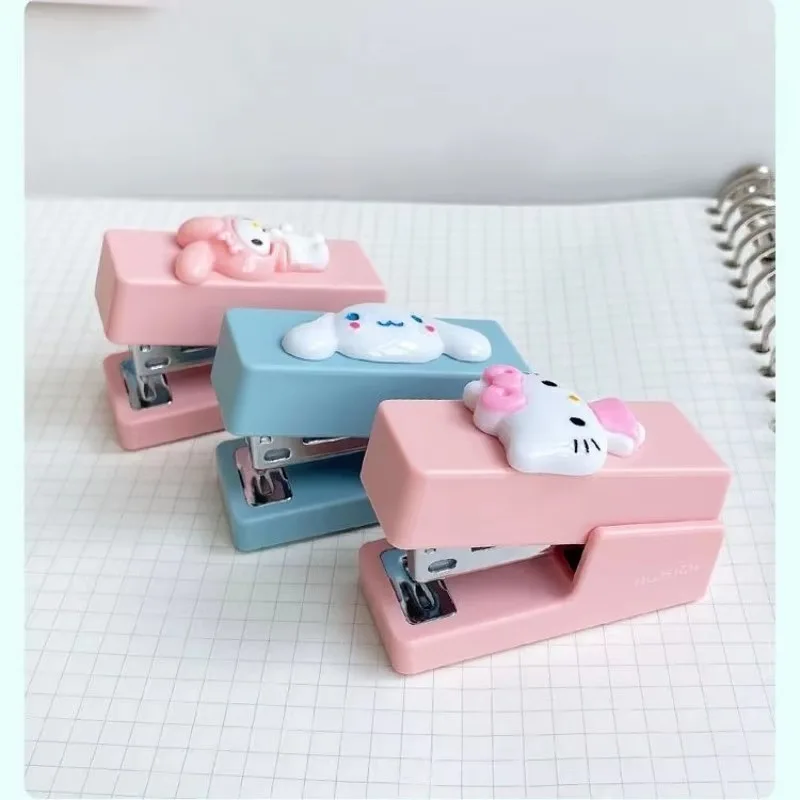 Lief En Schattig Girly Hart Sanrio Hellokitty Cinnamoroll Kuromi Student Nieuwe Cartoon Mini Prachtige Draagbare Nietmachine Briefpapier