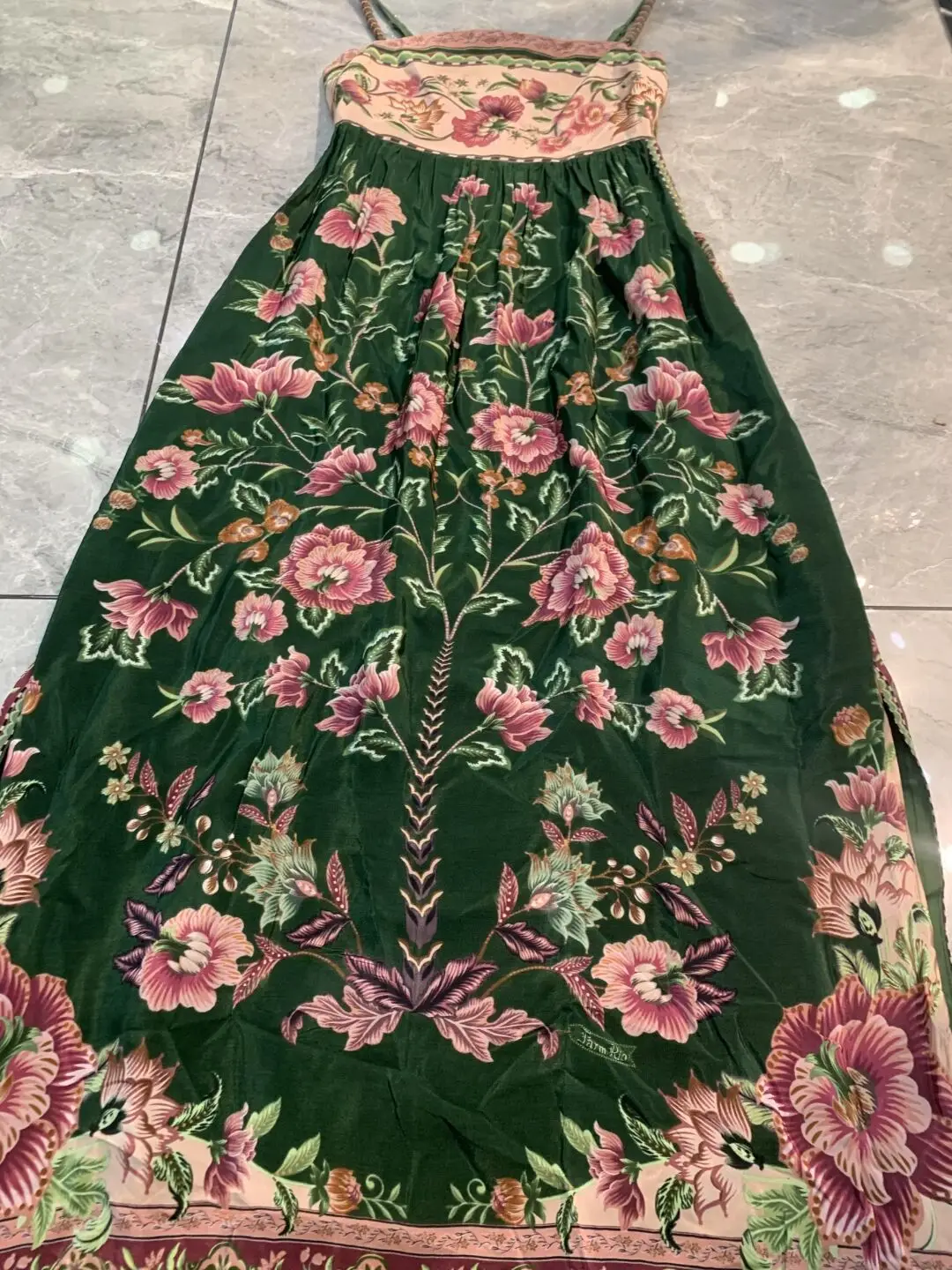 Damska sukienka maxi w kwiatowy wzór na ramiączkach, z wysokim stanem, bez rękawów, w stylu vintage.