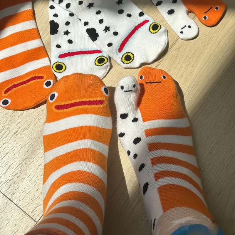 

Новые носки с раздельным носком и абстрактным принтом угрей