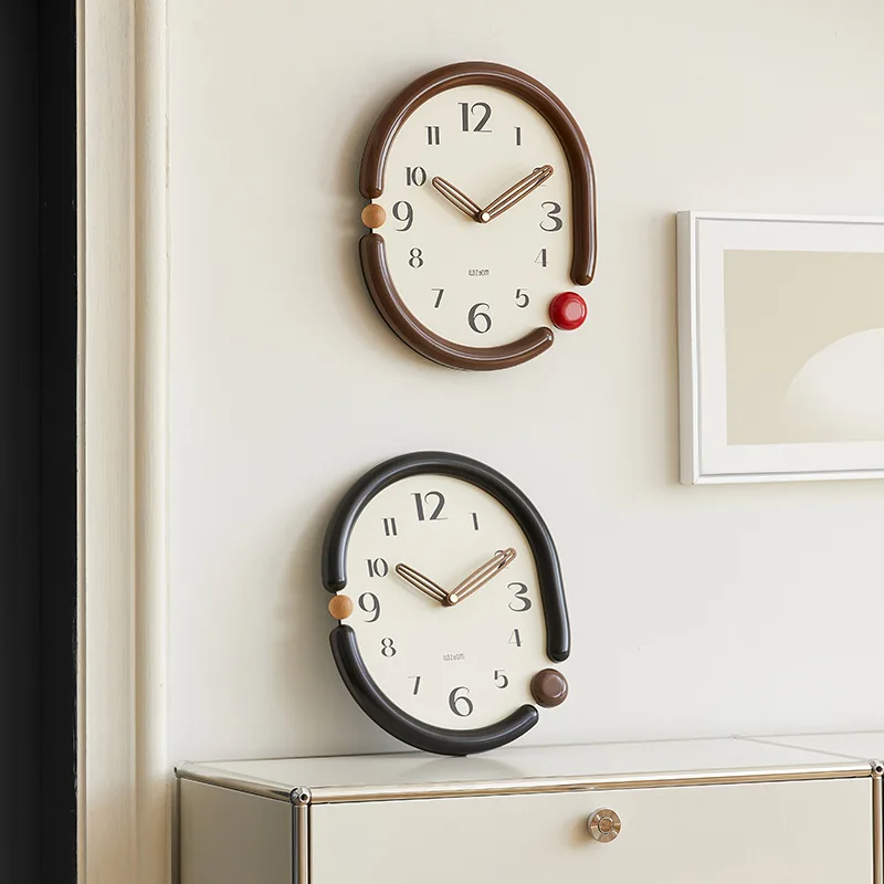 

Sweet Chocolate Wall Clock, No Punching Cream Style Clock, Simple and Atmospheric Living Room