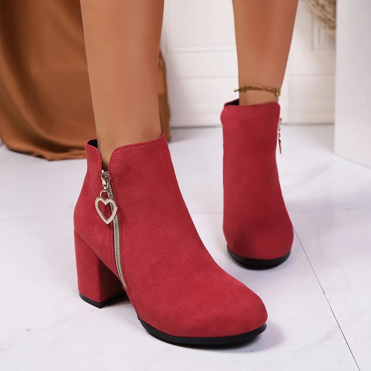 

2025 Autumn New Love Metal Side Zipper Mid Heel Short Boots Large Thick Heel Round Head Fashion Boots for Women
