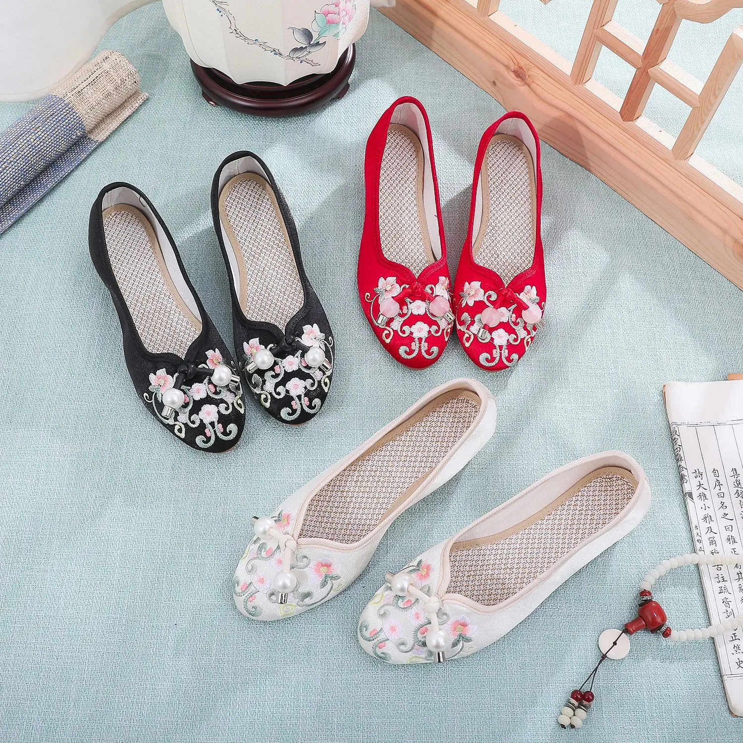 Size 34-40 Embroidered Shoes Women Chinese Cloth Shoes Low Heeled Ethnic Style Point Toe Pumps