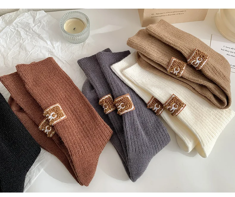 Winterliche, kuschelige, dicke Socken für Damen, mittelhohe, modische Woll-Kaschmir-Socken, warmhaltend, für Schneestiefel, mit flauschigem Etikett, Schuhzubehör, Strümpfe mit Schriftzug. – Detail 5
