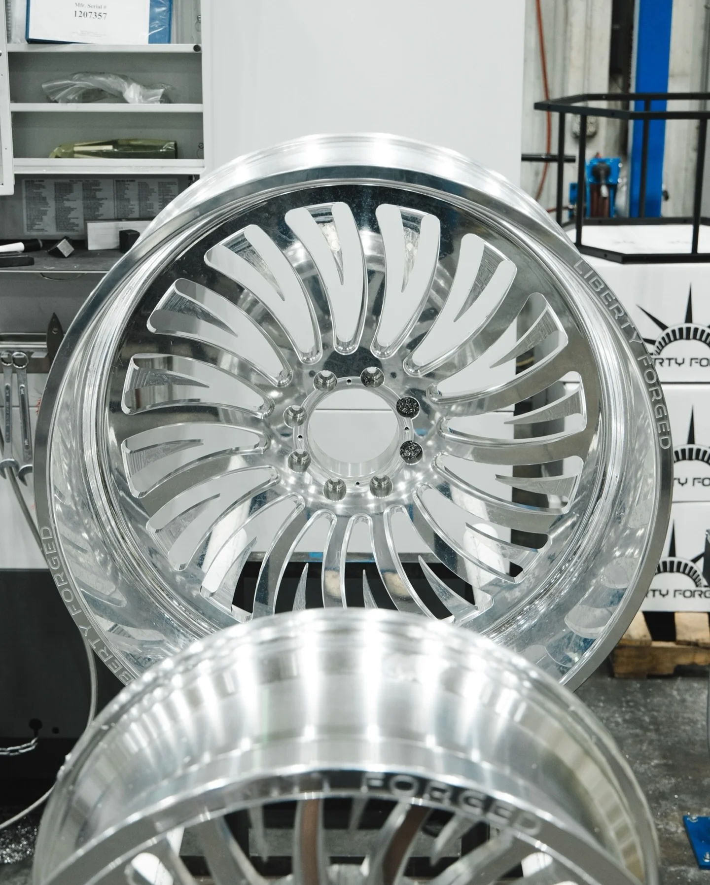 Ruote per camion lucide personalizzate Lega di alluminio forgiata 20 22 24 26 28 Serie Finitura cromata lucida per camion Dually 8 10 Nuovo