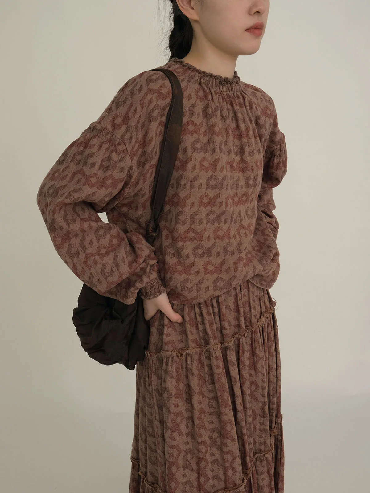 Camicia a maniche lunghe scozzese con maniche a lanterna francese Camicia da donna a maniche lunghe in filato di cotone retrò Colletto elastico Design Senso della maglietta ampia