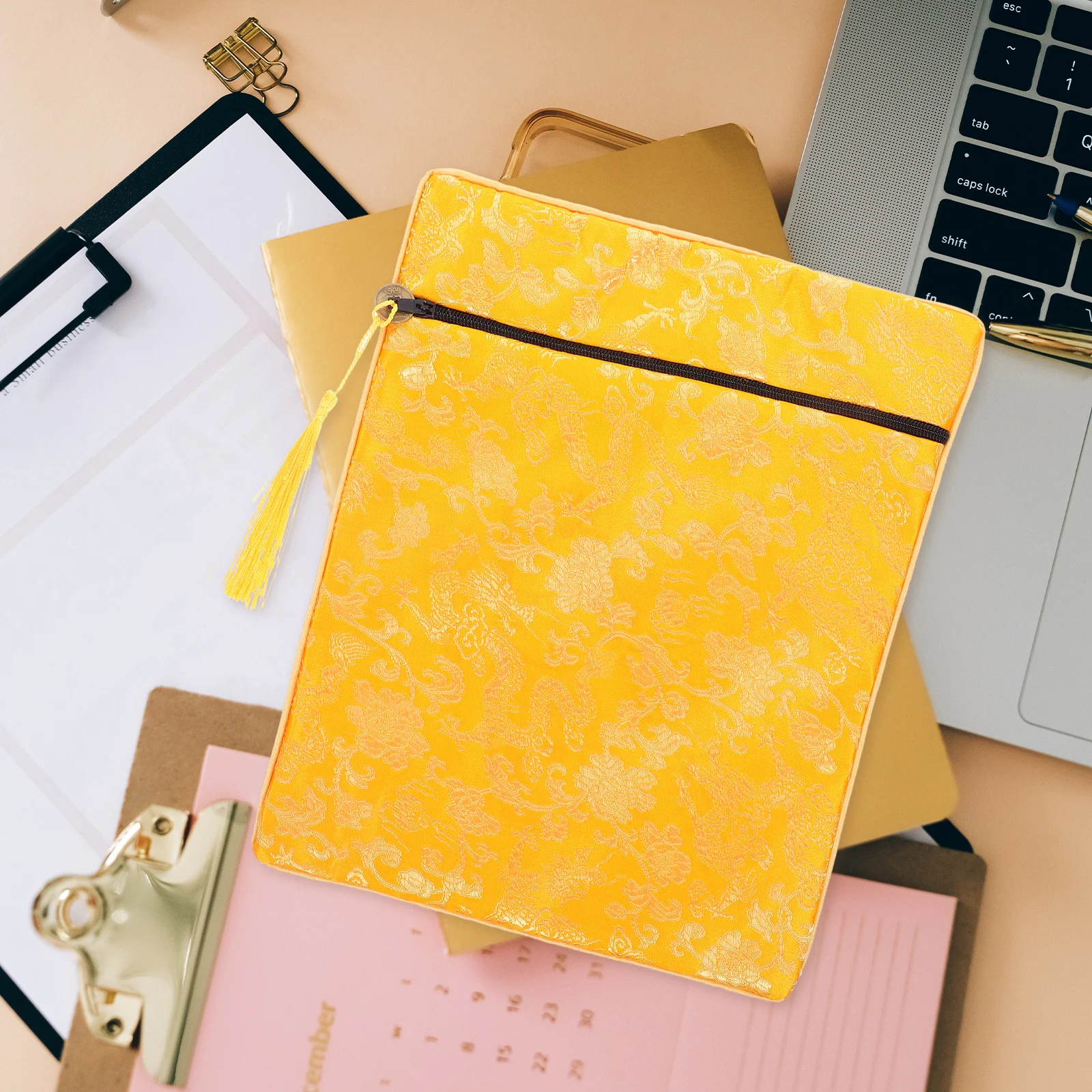 

1 Piece 20x25cm Embroidered Dragon Design Yellow Scripture Bag Silk Cloth Wrap for Bible Quran Books Protection Portable Sacred