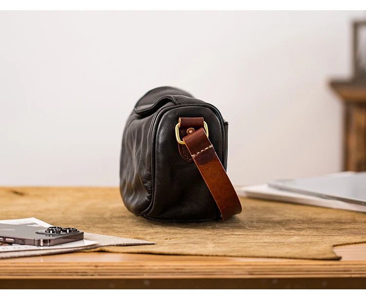 Handgefertigte Herren-Umhängetasche aus echtem Leder, modische Outdoor- und Alltagstasche, schwarze Crossbody-Tasche aus Kuhleder – Detail 23