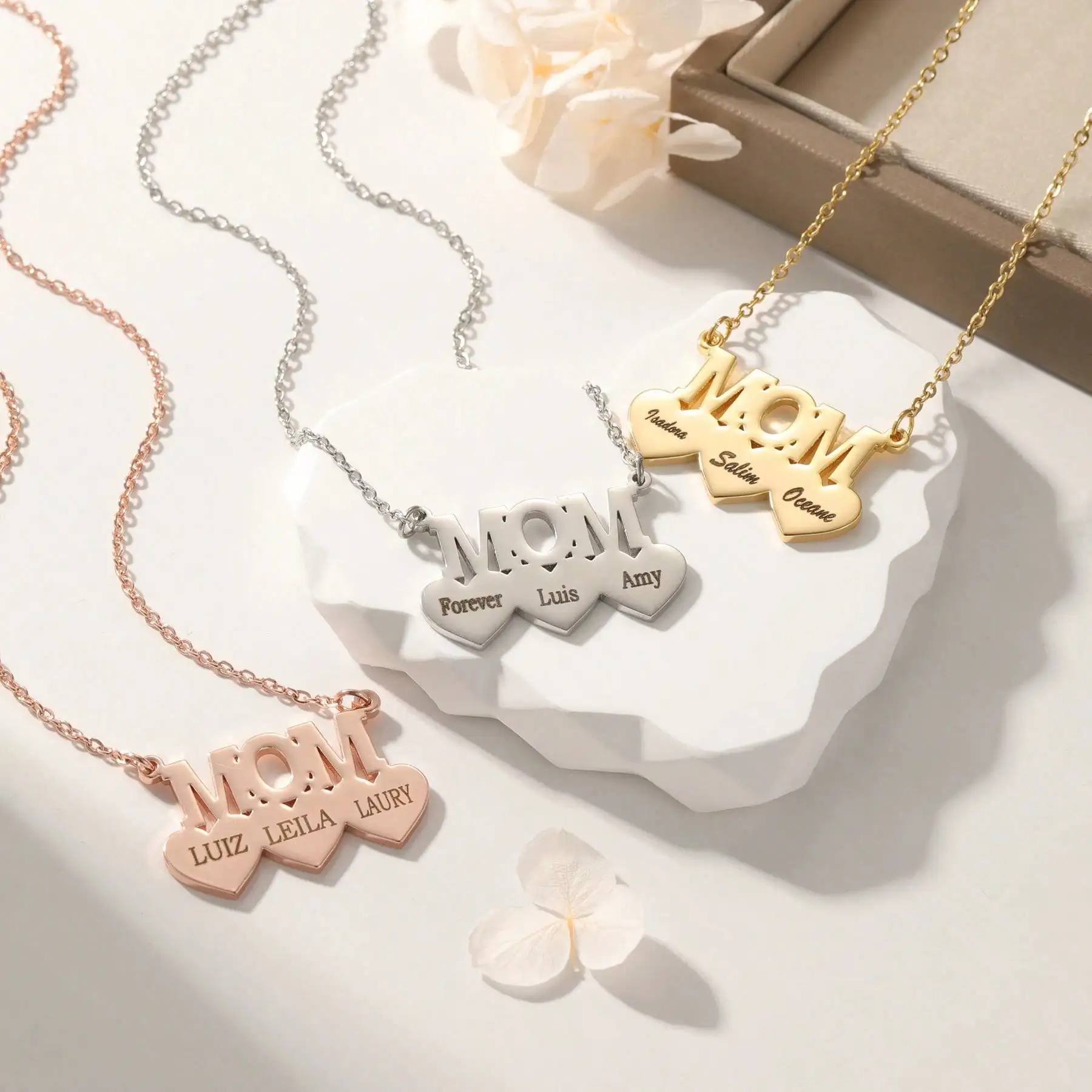 Customized three-name mother necklace, personalized heart-shaped engraved pendant, stainless steel material, suitable for Mother