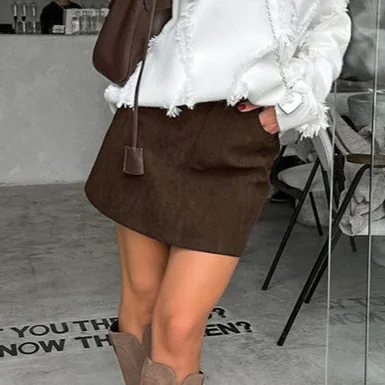 Gonna di velluto a coste da donna retrò marrone autunnale Gonna corta a trapezio da donna a vita alta Gonna a tubo dritto stile britannico per donna