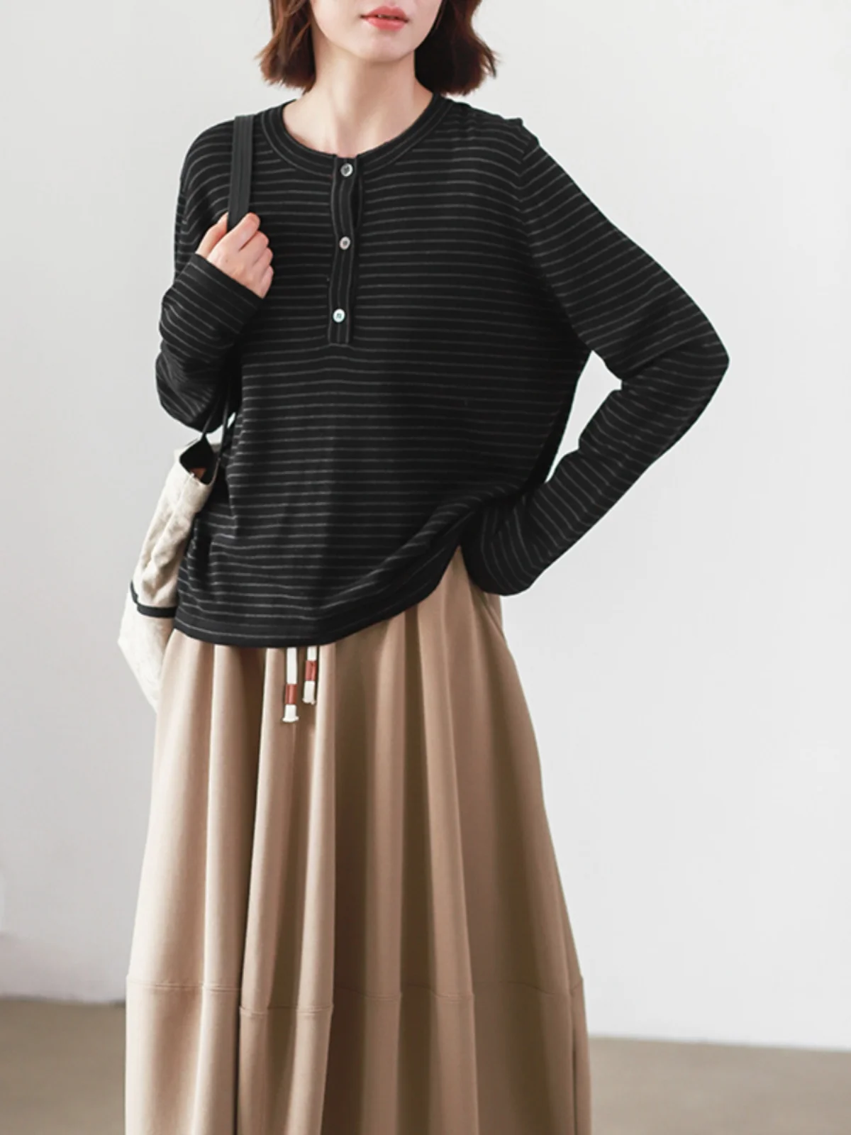 Suéter de Lana Suave a Rayas de Manga Larga con Dos Botones, Colección de Invierno 2024, Estilo Urbano, Marca Phil Dan Kimchi