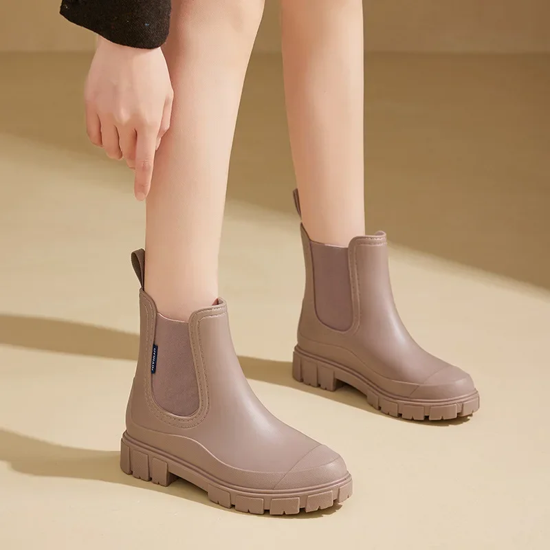 Bottes mi-hautes imperméables pour femmes, chaussures de pluie coordonnantes, bottes de rinçage à la bouche élastique, chaussure de pataugeoire intérieure et extérieure, nouvelle mode