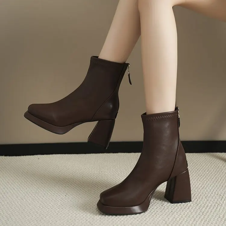 Damen Plateau-Stiefeletten mit eckiger Spitze, Reißverschluss hinten und Blockabsatz – Modische kurze Stiefel – Detail 7