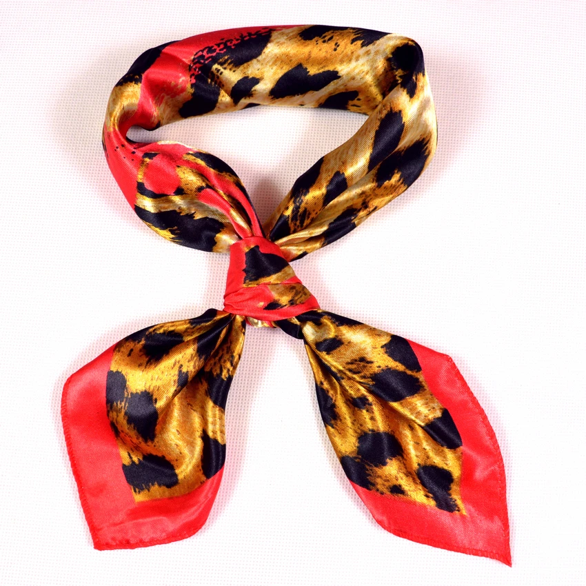 Sciarpa di seta da donna rossa nera di nuovo Design stampata vendita calda accessori da donna sciarpe quadrate piccole professionali sciarpa di seta