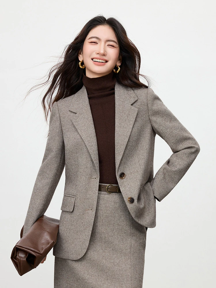 SENTUBILA المرأة السترة معطف الخريف 2025 جديد التباين اللون انفصال حزام مكتب ركاب موضة ملابس خارجية أنيقة 154XA3830