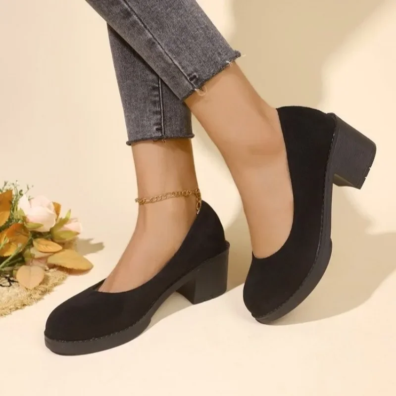 Scarpe da donna primaverili e autunnali di alta qualità alla moda punta tonda bocca poco profonda tacco medio in pelle scamosciata Slip-On tacchi