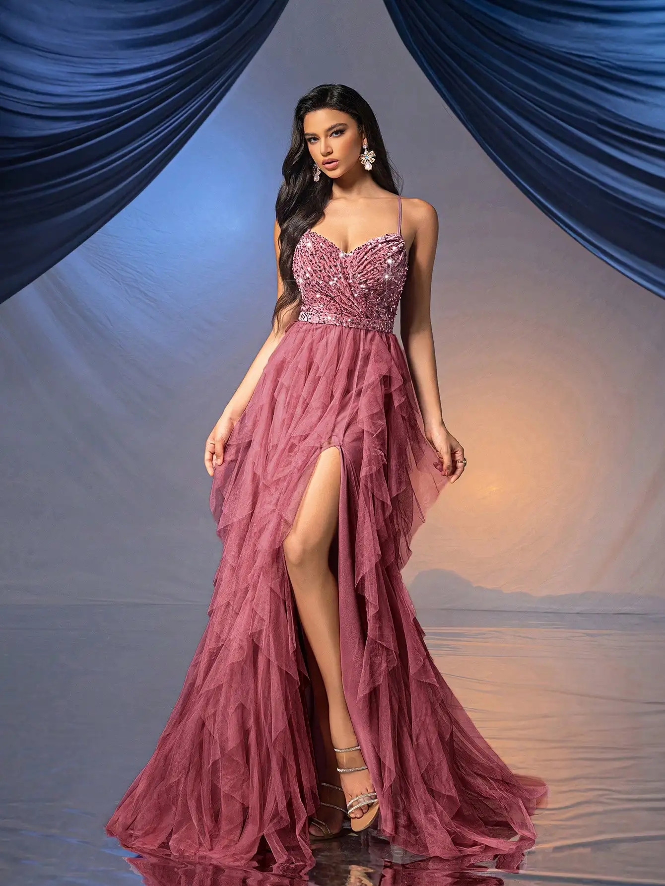 エレガントなスパンコール付きイブニングドレス、ハイ スリットとフリル付きチュールスカート、フォーマルなイベントに最適