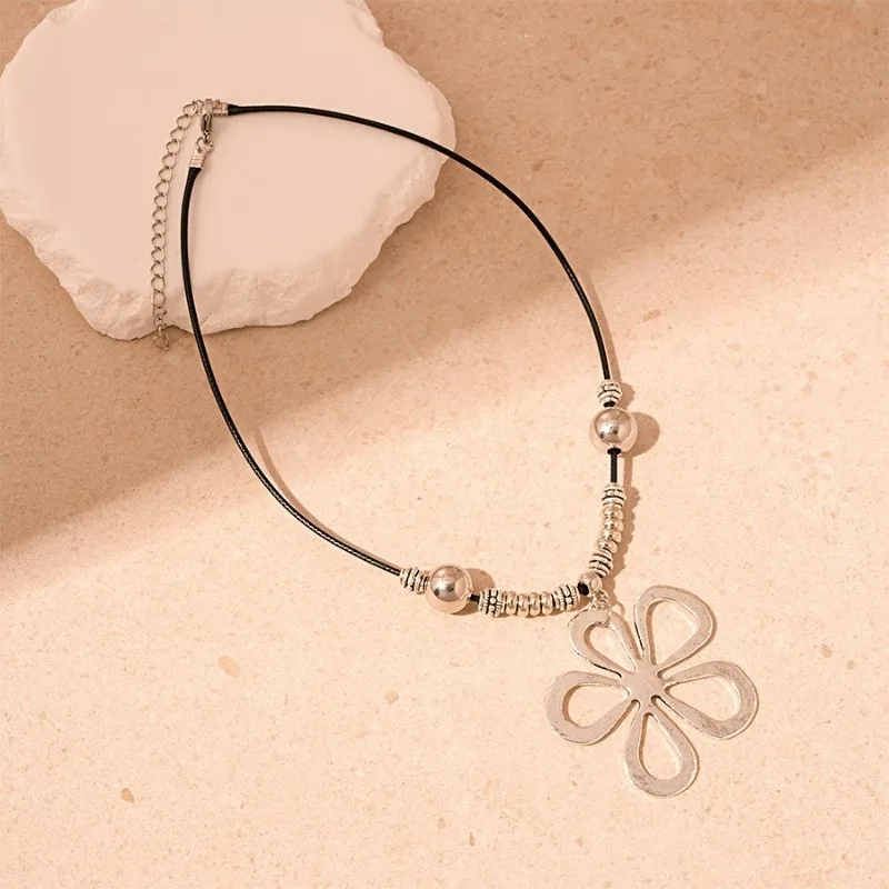 Retro Hollow Flower Round Bead Pendant Necklace for Women Fashion Ethnic Style Collarbone Chain Exaggerated Jewelry Accessories