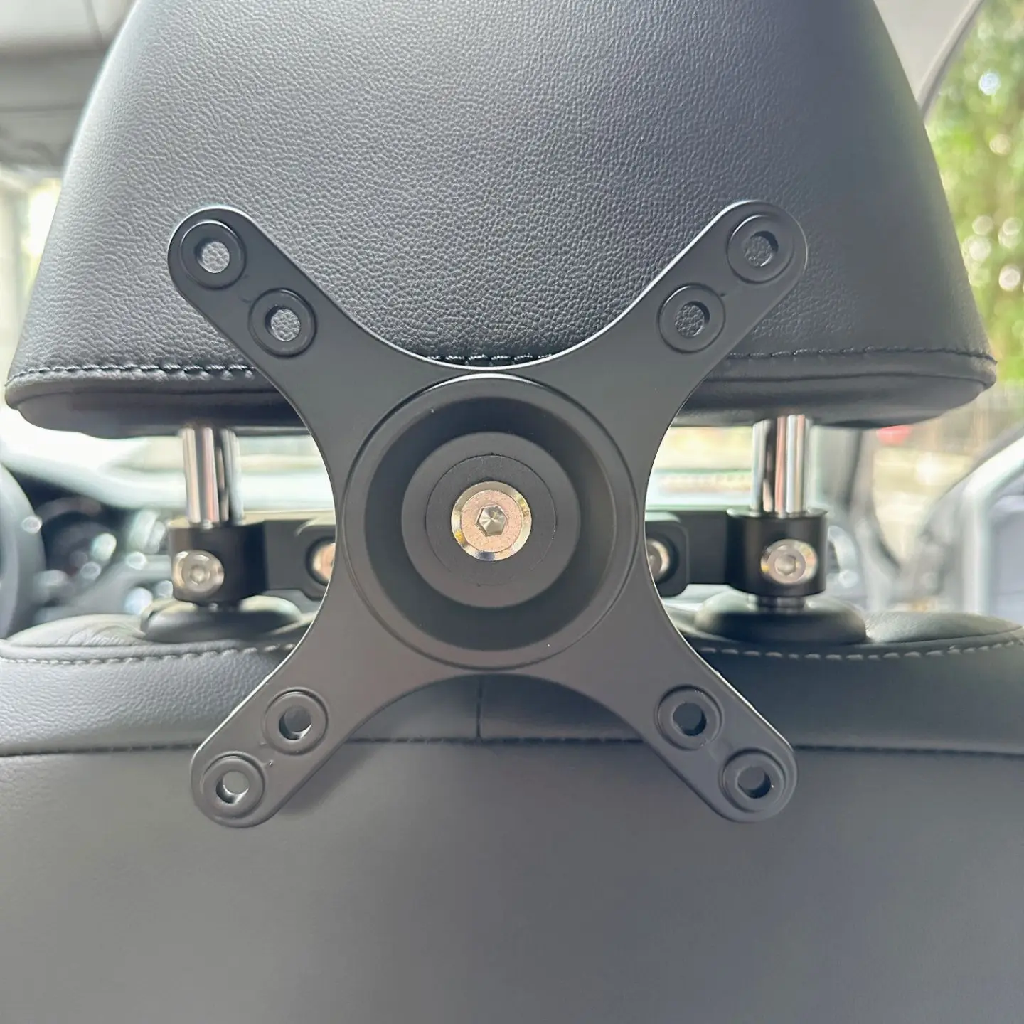 Aluminum Alloy Car Headrest Monitor Bracket VESA Universal Rear‑Seat Mount For Portable Screen Tablet TV view 2