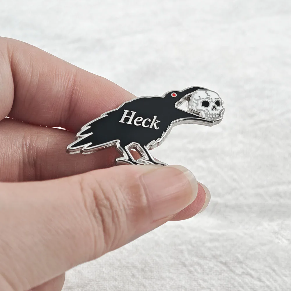 Lustige Goth-Hühner-Emaille-Pin, Höllischer Rabe mit Totenkopf, Gothic Schwarze Krähchen-Brosche, Anstecknadel für Rucksack, Dark-Humor-Schmuckgeschenk – Detail 4