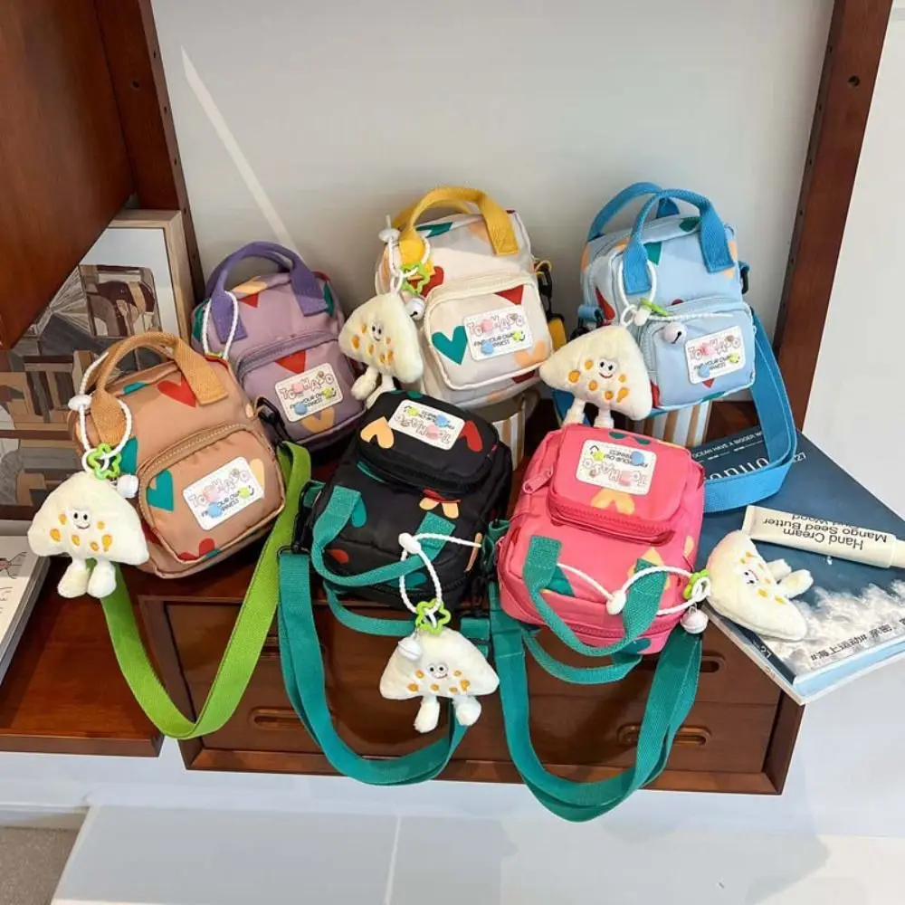 

Модная милая детская сумка через плечо с героями мультфильмов, холщовая сумка с принтом в виде сердца и подвеской, мини-сумка-мессенджер