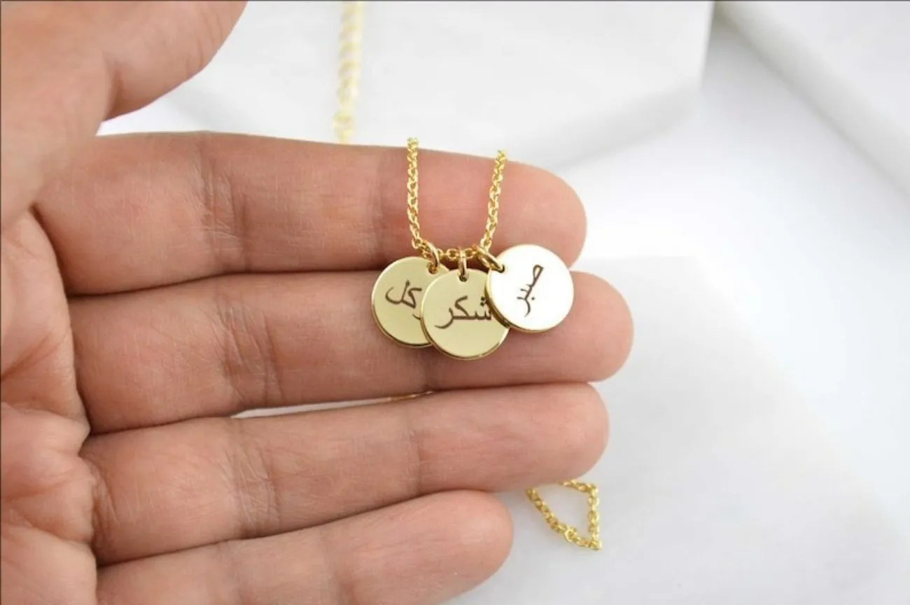

Custom Arabic Calligraphy Disc Necklace Personalized Gold Plated Chain Jewelry Engraved Script Charms Unique Cultural Necklaces