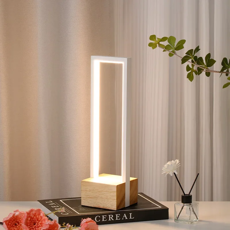 モダンなミニマリストのベッドサイドテーブルランプパーソナライズされた無垢材のナイトライト