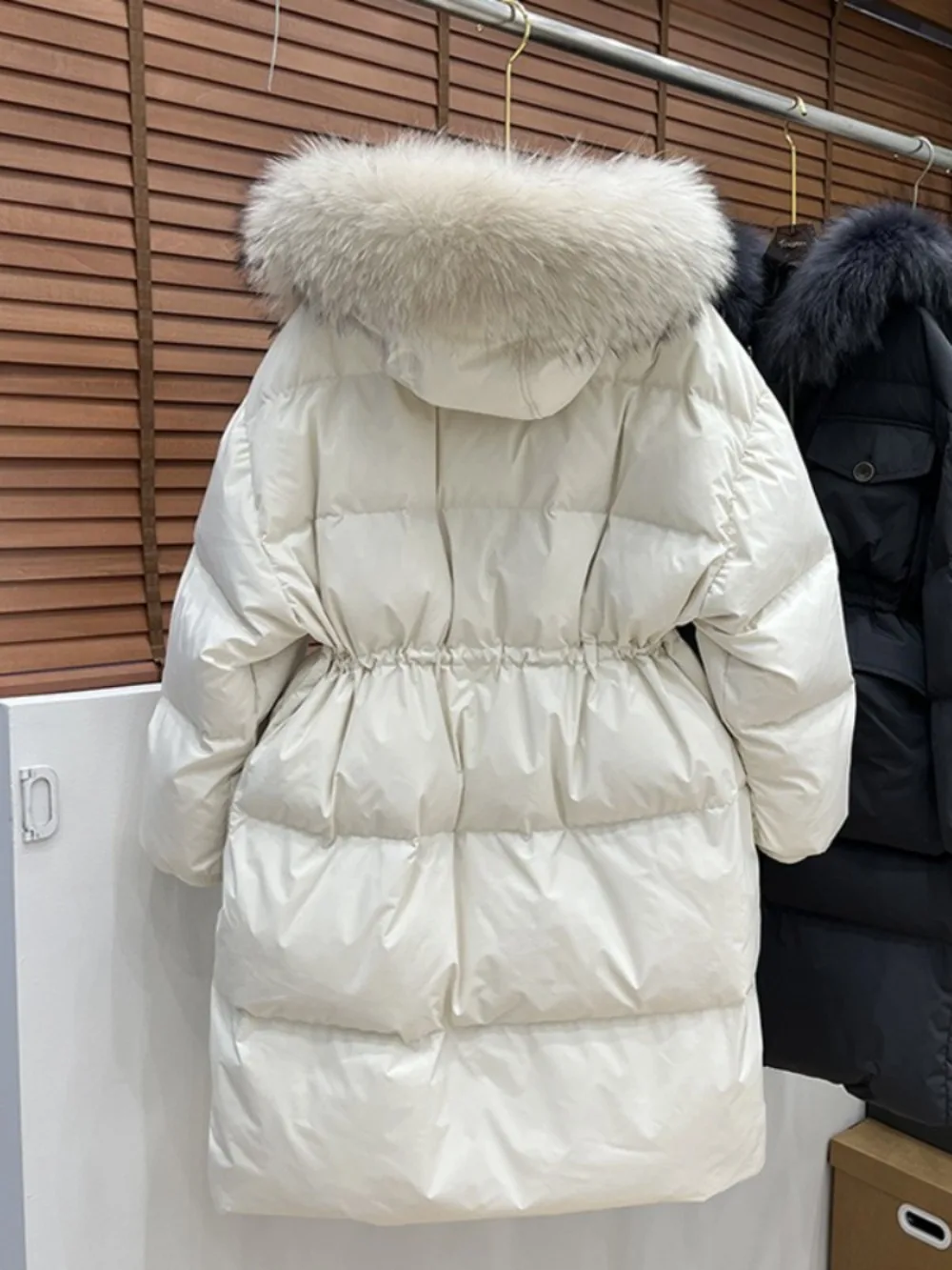 Parka con piume di pioggia in piuma d\'anatra con cappuccio Cappotto in vera pelliccia di procione grande Piumino lungo europeo da donna invernale