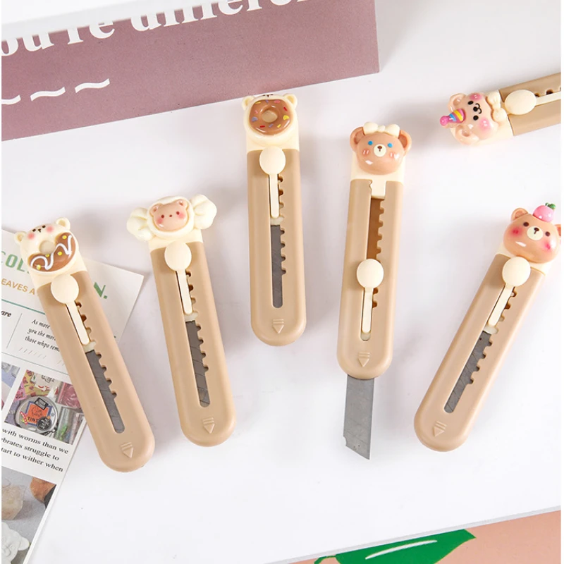 Cuchillo utilitario de dibujos animados para estudiantes, cortador de caja de moda lindo, Pequeño, portátil, Kawaii, Color café Beige, abrecartas de oficina, 1 pieza