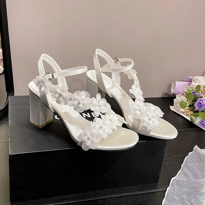 

Large size thick heel with floral white wedding shoes, foreign trade high heel sandals, satin wedding shoes, bride's shoes