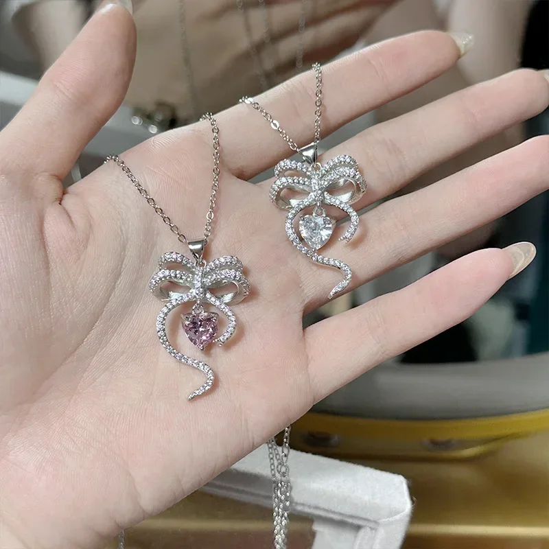 

MDL Moissanit1 Style Fashion New Bow Heart Pendant 18k Plated Niche Design Beating Heart Flashing Pendant