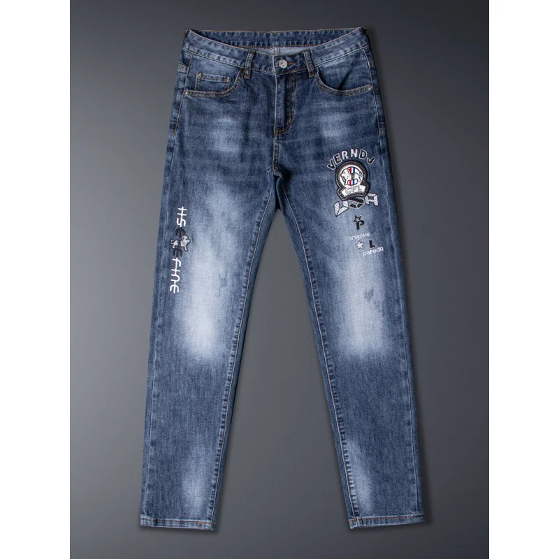 جينز مطرز جديد لعام 2025 للرجال صيفي، رفيع، نحيف، قدم صغيرة، عصري، مرن، كاجوال، سروال طويل عصري