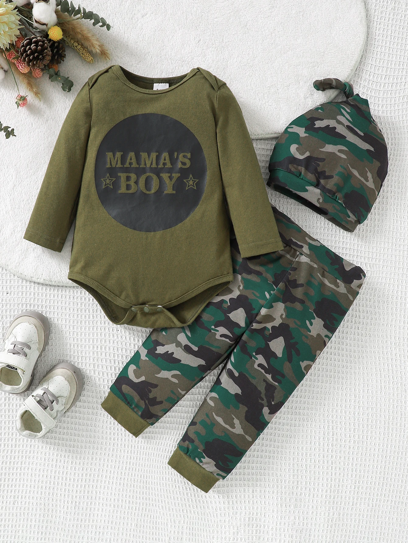 طقم مكون من 3 قطع: بدلة كاجوال مثلثة مطبوعة بأحرف + بنطال طويل مموه + قبعة للربيع والخريف