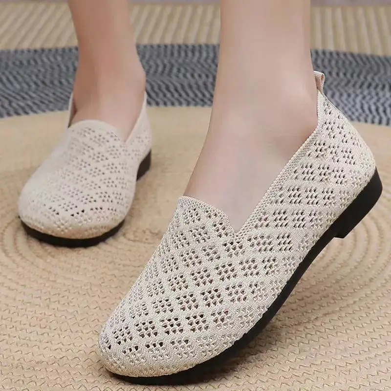 sapatos-femininos-respiraveis-de-verao-estilo-pequim-com-design-vazado-sola-plana-superficie-em-rede-estilo-chines-tradicional