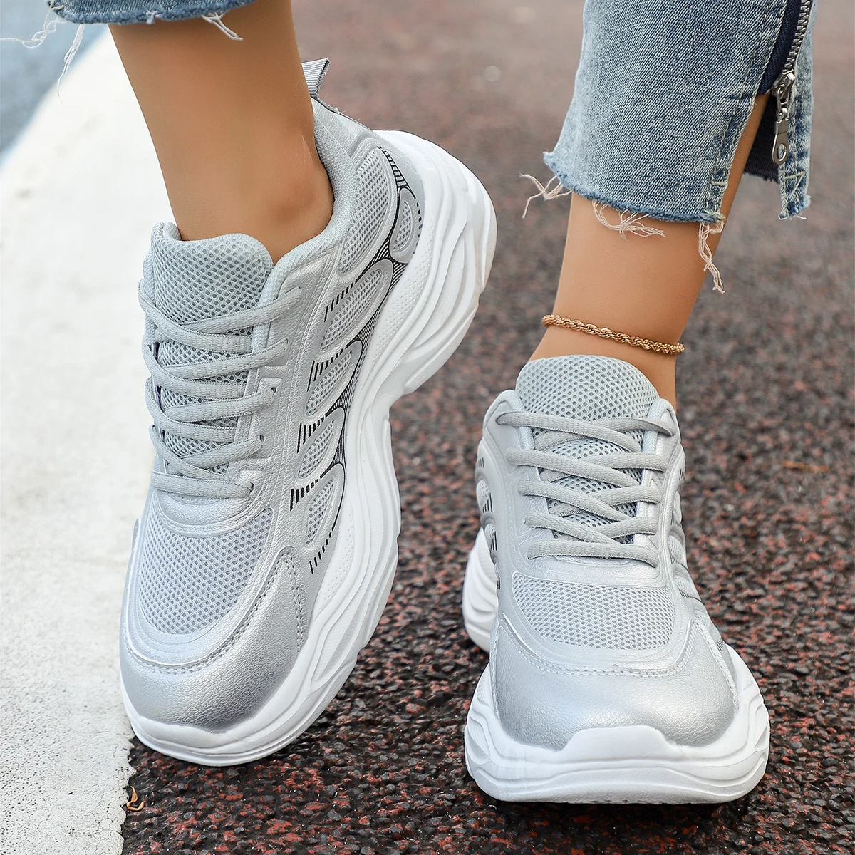 Knit Fabric Lace Up Sneakers - レディースファッションチャンキーダッドシューズ、ホワイトシルバー通気性ニットスニーカー、ヒールリフト1.77インチ