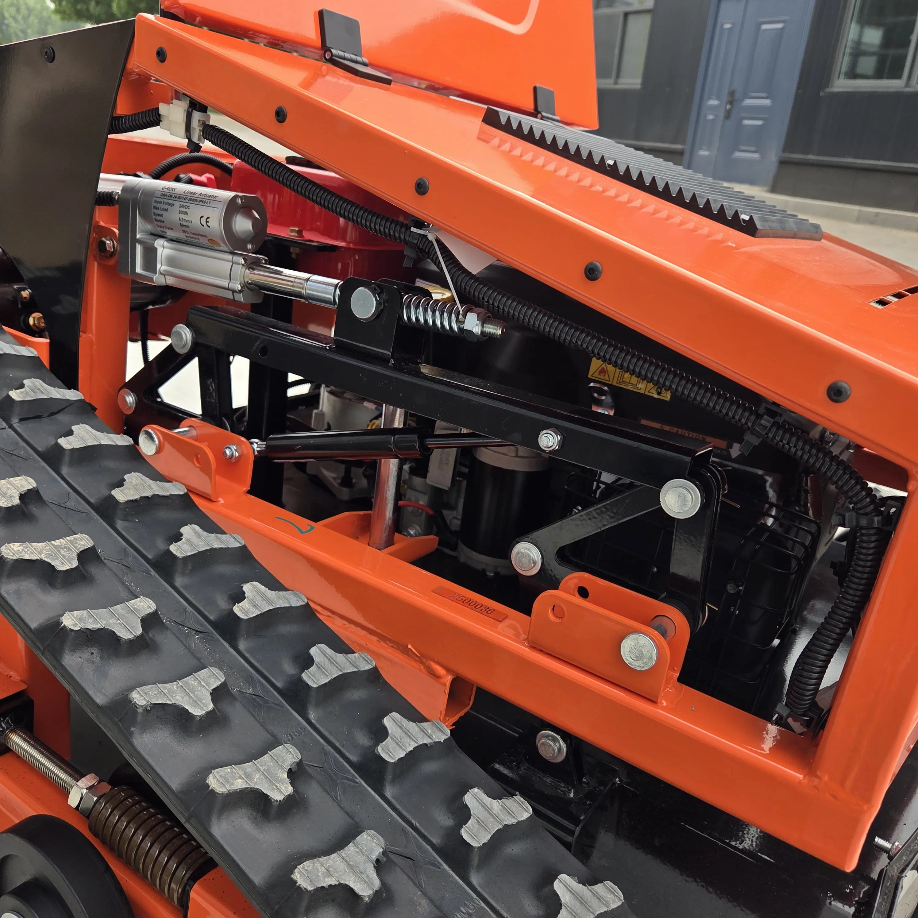 Высокотехнологичная, эффективная, высококачественная интеллектуальная газонокосилка с дистанционным управлением и эргономичным промышленным пультом дистанционного управления.