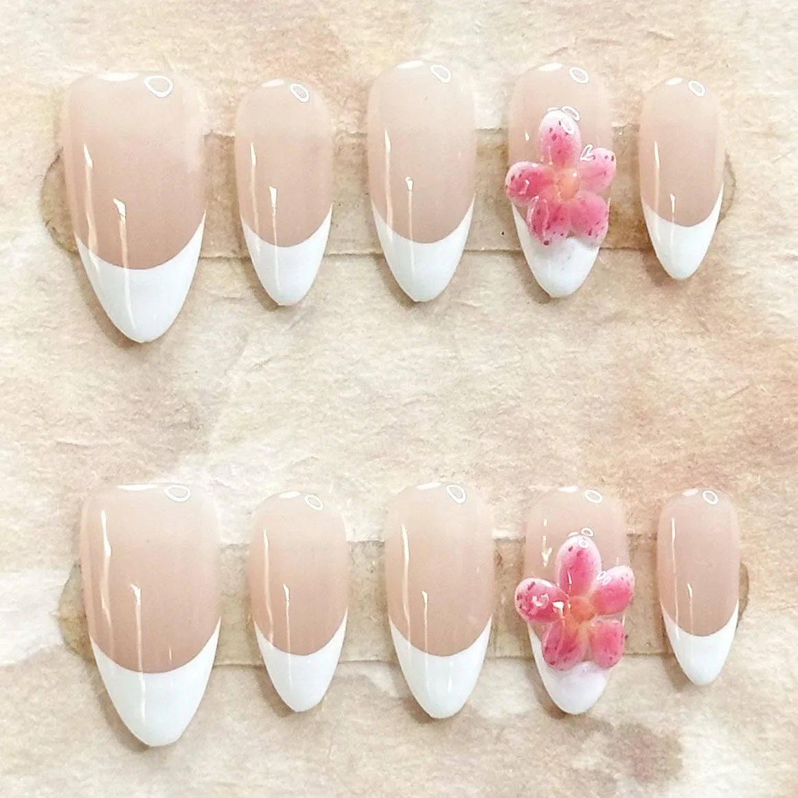 10 Stück weiße französische handgemachte falsche Nägel 3D-Blumen-Press-on-Nägel wiederverwendbare glänzende Mandel-Fake-Nagel-Patch einfache elegante Maniküre