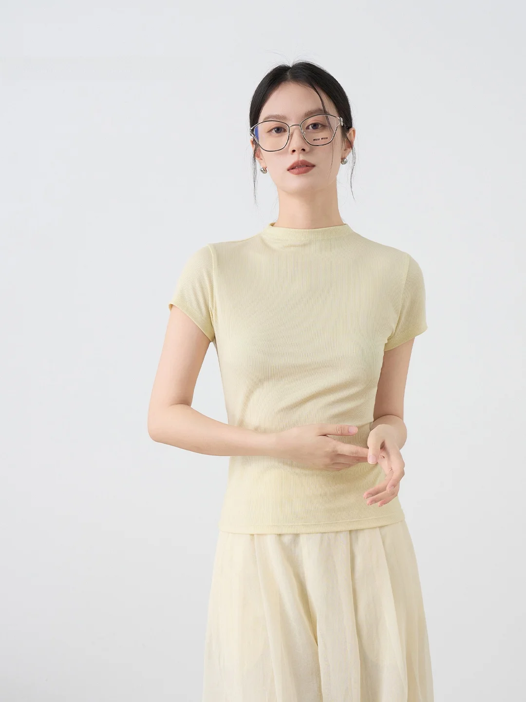 

Футболка Slim Fit с высоким воротником и коротким рукавом от Li Ynuo Moprobably – модный универсальный топ для молодых женщин
