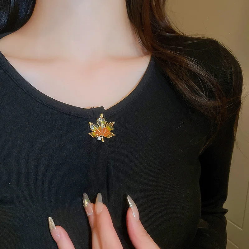 Fashion Vintage Painting Enamel Maple Leaf Brooches Pins for Women Girls Fixed Clothes Pins Sweater Coat Clothing Accessories