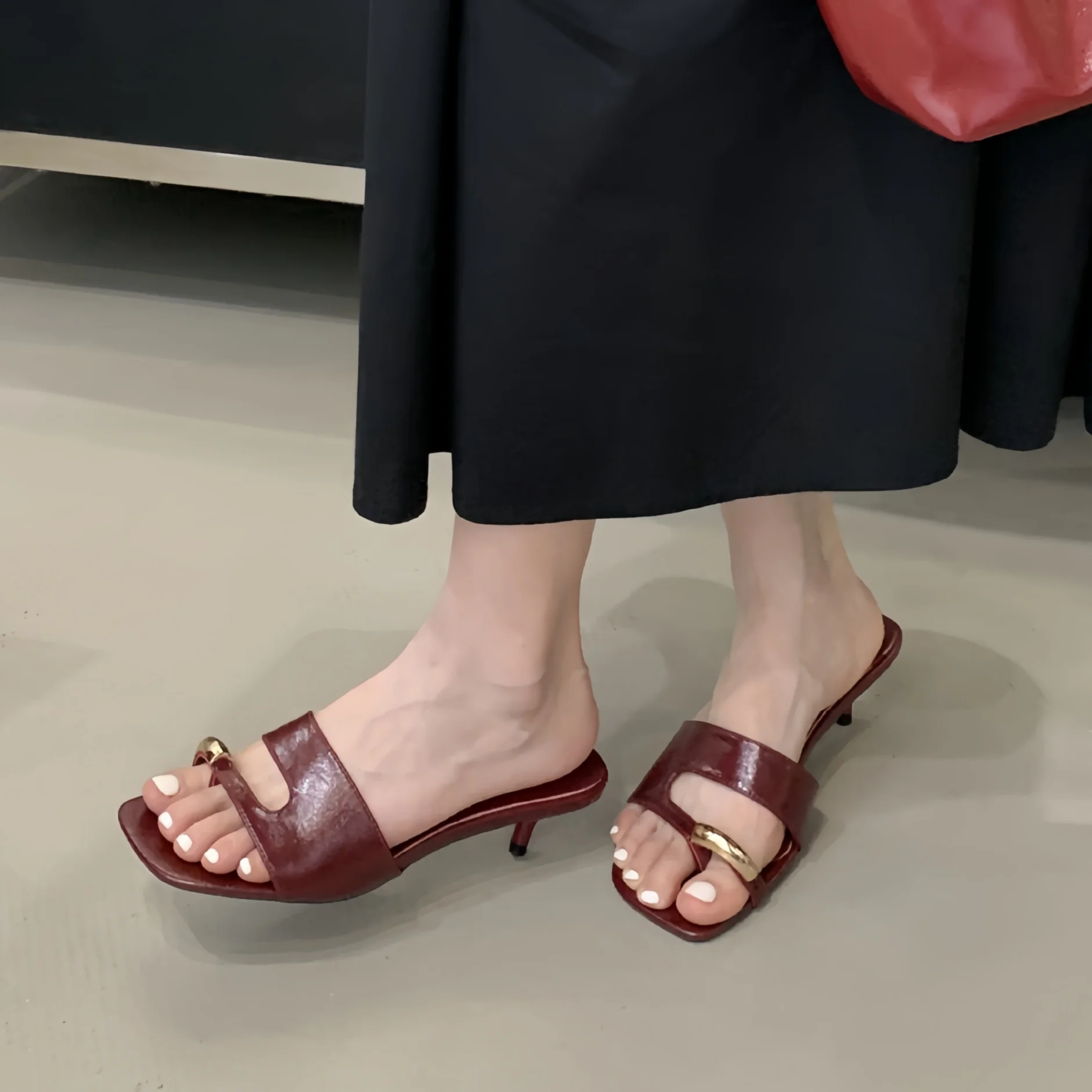 

Дизайнерские туфли-мюли с металлическим кольцом и раздельным носком, на высоком каблуке, в минималистичном стиле, с квадратным носком