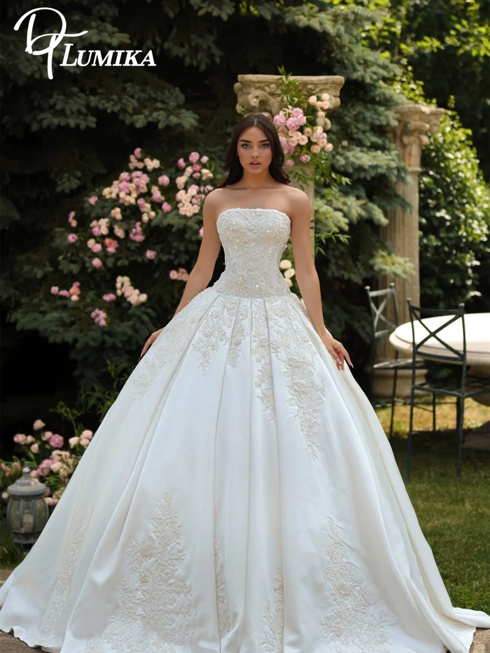 

Luxurious Strapless Satin Wedding Dress Romantic Sleeveless Bridal Gown Stylish Appliqued Floor-Length Wedding Gown Customized