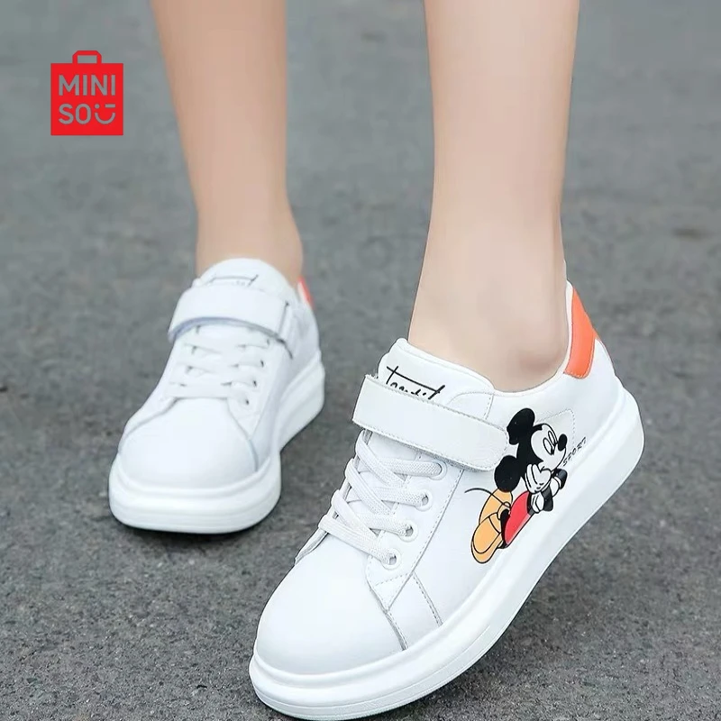 أحذية Miniso 2025 ميكي ماوس للفتيات، أحذية رياضية بيضاء من الجلد الطبيعي للأطفال على الطراز الكوري ملابس غير رسمية