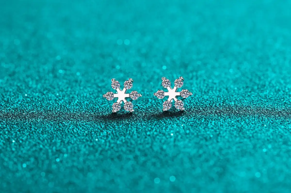 KyanGem 18K Gold Inlaid Women's Simple And Cool 18K Platinum Snowflake 36 Point Moissanite Fashionable Earrings