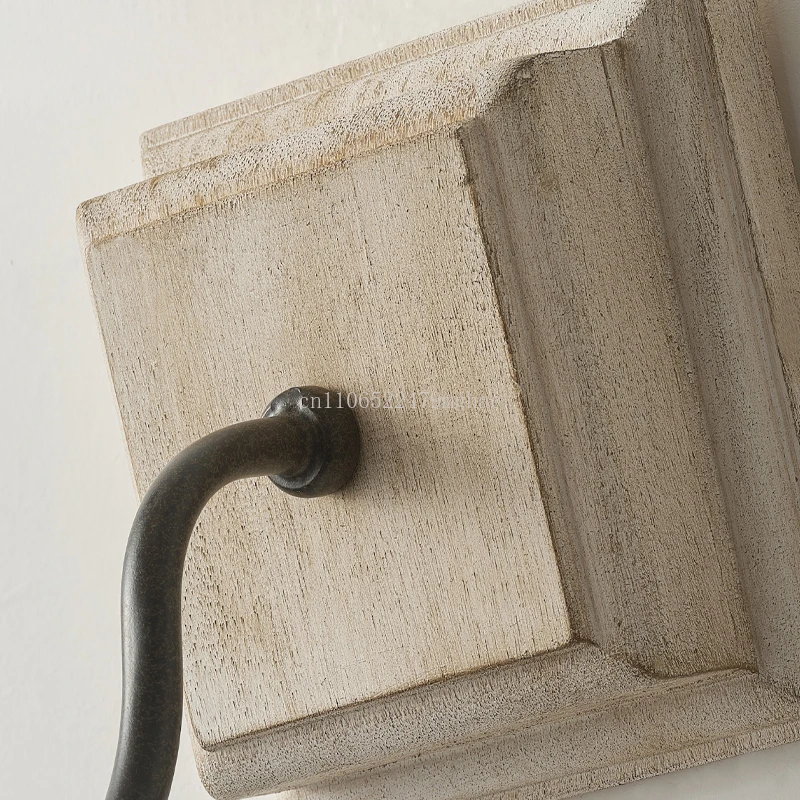 مصباح حائط من الخشب الصلب الريفي الأمريكي مع عتيق فرنسي في منتصف القرن، ولوح أمامي لغرفة النوم وديكور حائط لخلفية التلفاز