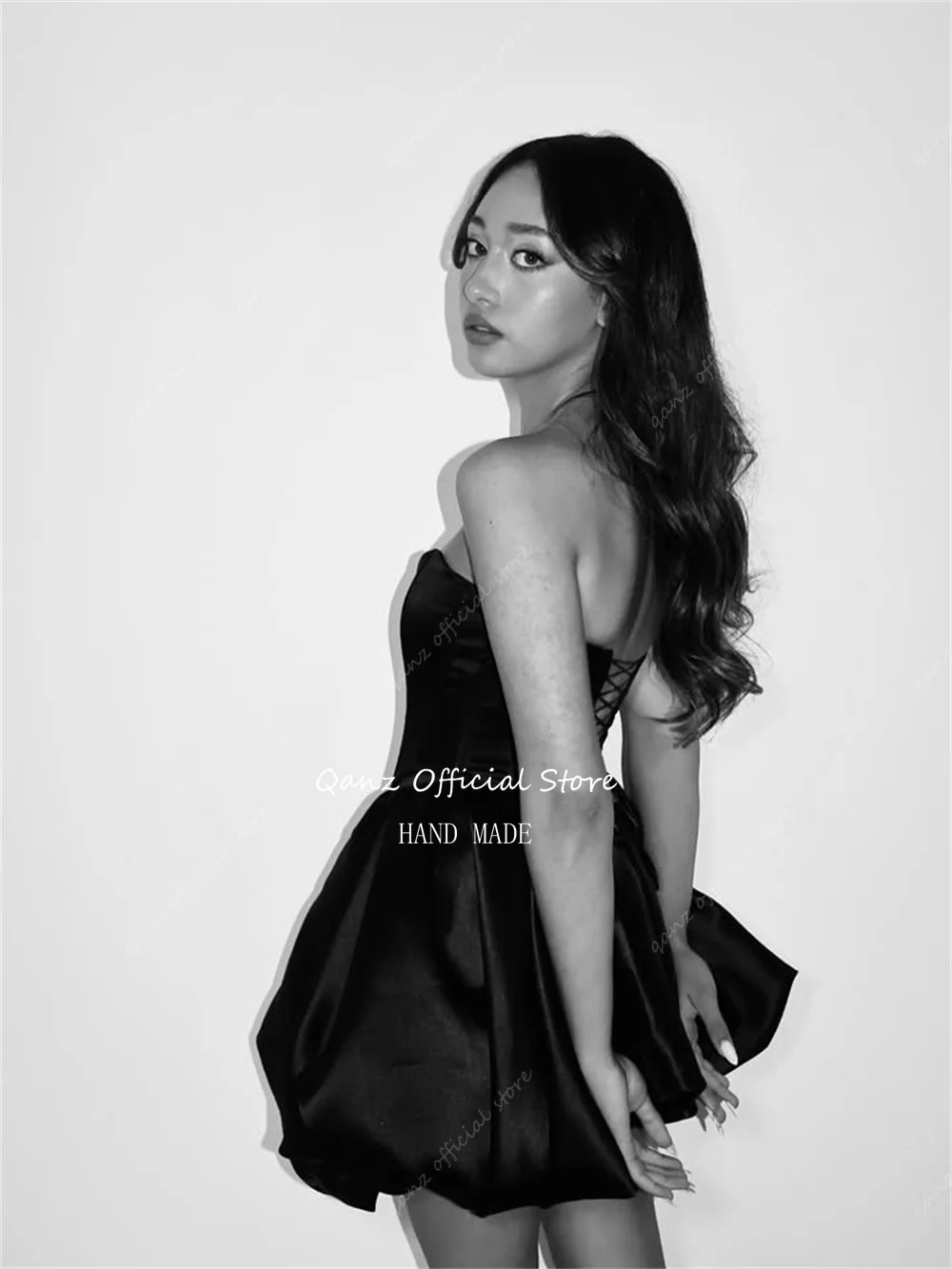 Qanz فساتين لحضور الحفلات الموسيقية الصغيرة من الساتان الأسود قصيرة على شكل حرف A منتفخة فستان التخرج 2025 مثير بدون ظهر للنساء فيستدوس دي فيستا مخصص