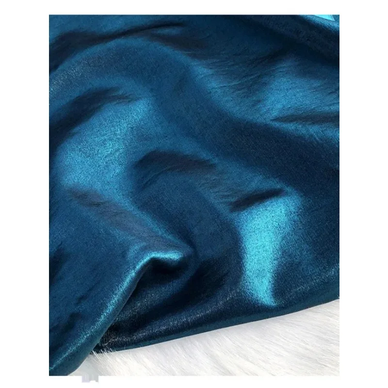 

Блестящая и качественная переливающаяся сапфирово-синяя льняная ткань, пришитая в модное платье с гладким и нежным длительным.