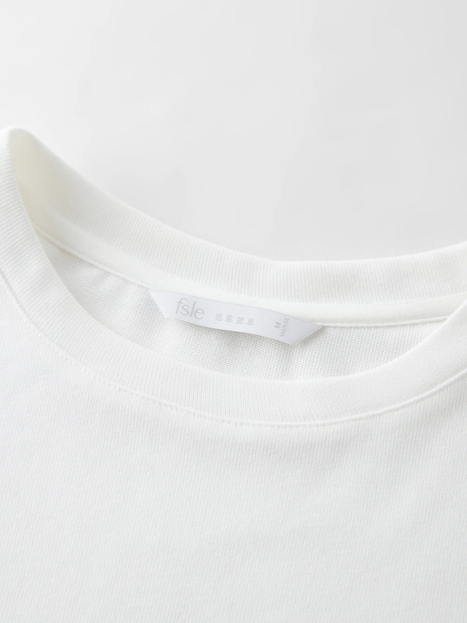 FSLE 2025 ใหม่ 30% Cotton Casual Retro Letter พิมพ์เสื้อยืดแขนสั้นผู้หญิง 2025 ใหม่มาถึงรอบคอด้านบน 25FS13294