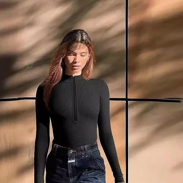 Tutina lunga sexy con cerniera frontale e pantaloni ort a vita media ultra sottili dal design a costine per la stagione primaverile delle donne